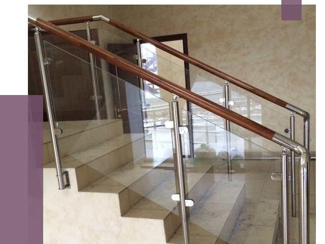 Комбинированные перила из металла и дерева в Качканаре
