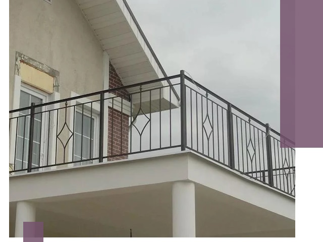 Изготовление балконных ограждений в Качканаре из металла и стекла