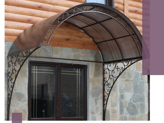 Арочные козырьки под ключ в Качканаре: изготовление и монтаж